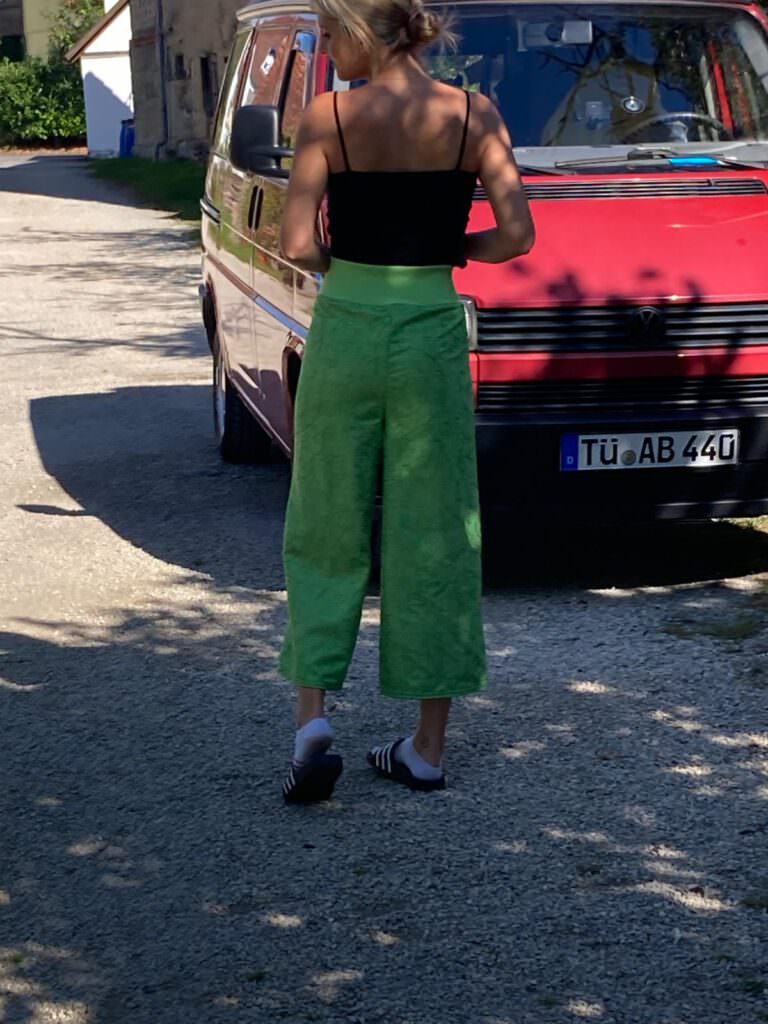 Jette grüne Hose