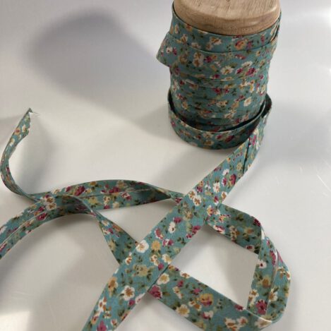 Baumwoll-Schrägband, Farbe: türkis geblümt, handmade by Skatje, Breite: 2 cm, von 4 cm auf 2 cm vorgefalzt, Material: 100 % Baumwolle.