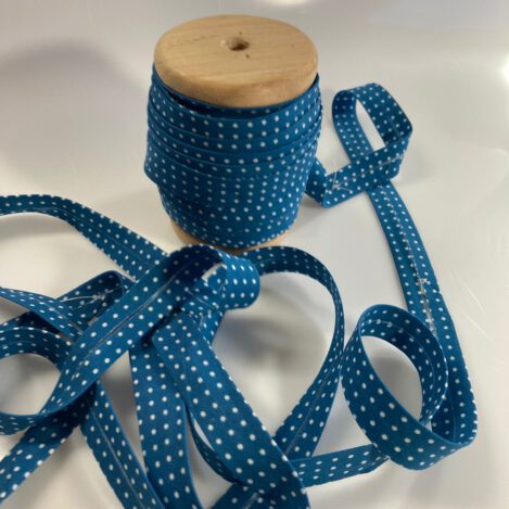 Baumwoll-Schrägband, Farbe: blau, weiß gepunktet, handmade by Skatje, Breite: 2 cm, von 4 cm auf 2 cm vorgefalzt, Material: 100 % Baumwolle.