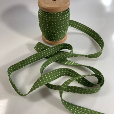 Baumwoll-Schrägband, Farbe: grün, weiß gepunktet, handmade by Skatje, Breite: 2 cm, von 4 cm auf 2 cm vorgefalzt, Material: 100 % Baumwolle.