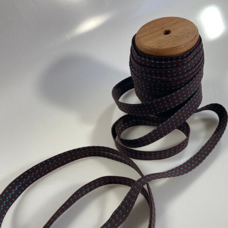Baumwoll-Schrägband, Farbe: braun, türkis gepunktet, handmade by Skatje, Breite: 2 cm, von 4 cm auf 2 cm vorgefalzt, Material: 100 % Baumwolle.