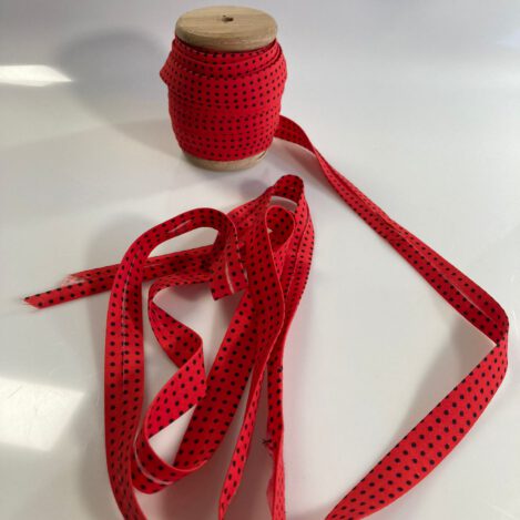 Baumwoll-Schrägband, Farbe: rot, schwarz gepunktet, handmade by Skatje, Breite: 2 cm, von 4 cm auf 2 cm vorgefalzt, Material: 100 % Baumwolle.