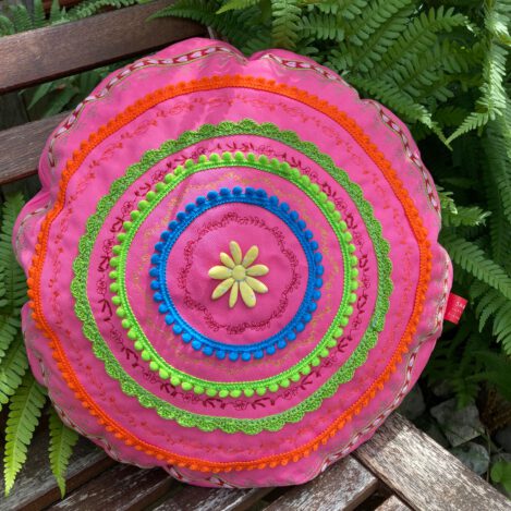 Boho Kissen "Blume grün", rundes Deko Kissen aus Vintage Bezugsstoff mit Bändern und Stickerei.