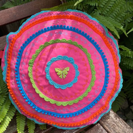 Boho Kissen "Schmetterling",  rundes Deko Kissen aus Vintage Bezugsstoff mit Bändern und Stickerei.