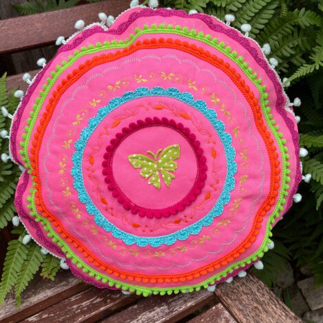 Boho Kissen "Schmetterling groß", rundes Deko Kissen aus Vintage Bezugsstoff mit Bändern und Stickerei.