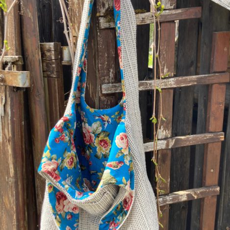 Große Umhängetasche aus Teppich mit allerliebstem Vogel-und Rosenstoff