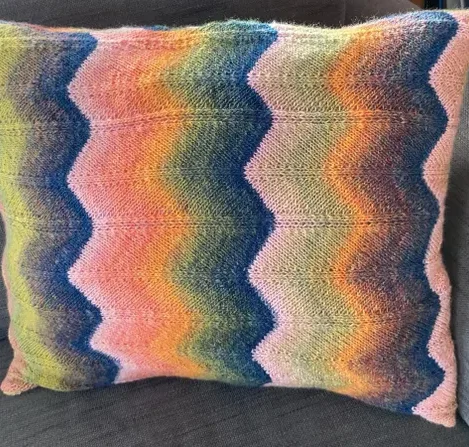 Gestricktes Kissen aus Wolle