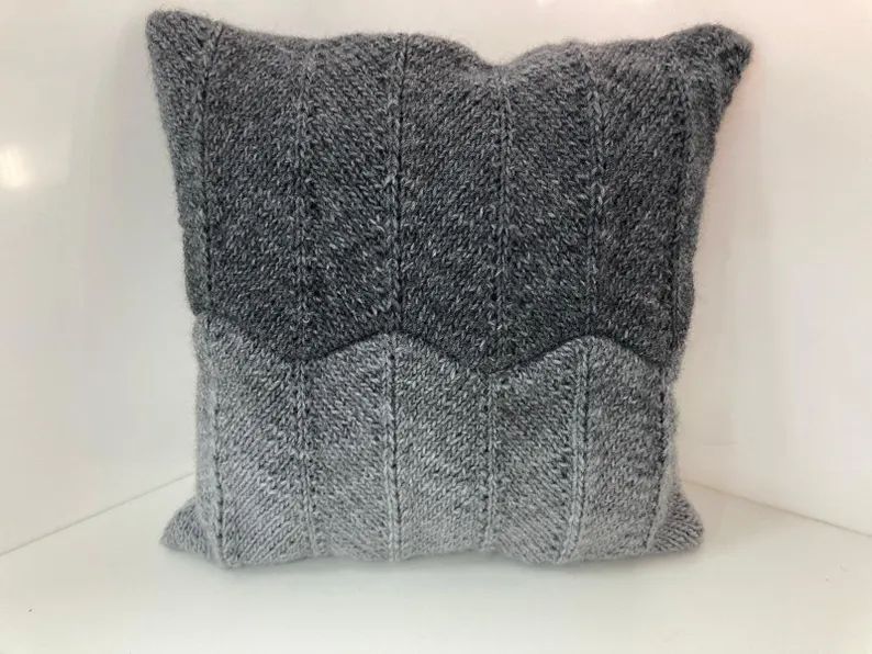 Gestricktes kleines Kissen aus Wolle, 33 x 33 cm – Bild 4