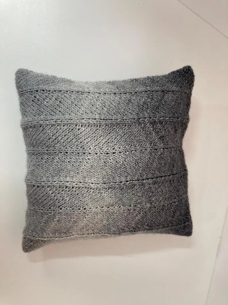 Gestricktes kleines Kissen aus Wolle, 33 x 33 cm – Bild 3