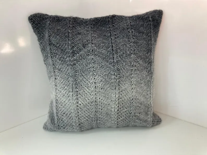 Gestricktes kleines Kissen aus Wolle, 33 x 33 cm – Bild 2