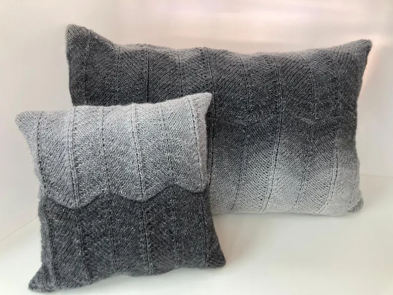 Gestricktes kleines Kissen aus Wolle, 33 x 33 cm