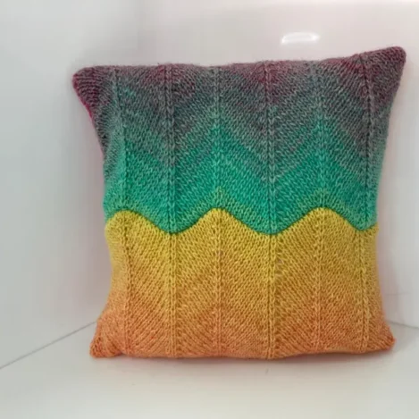 Gestricktes kleines Kissen in Regenbogenfarben, Größe 32 x 30 cm
